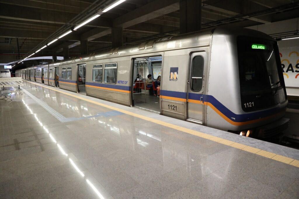 METRÔ-DF: Usuários enfrentam estação lotada após falha em trem na manhã desta sexta (22)