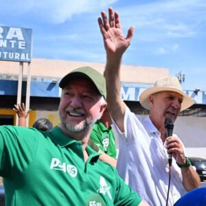 José Roberto Arruda e Luiz Pitiman em carro aberto durante carreata na Cidade Estrutural. Foto: Divulgação