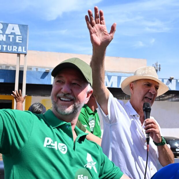José Roberto Arruda e Luiz Pitiman em carro aberto durante carreata na Cidade Estrutural. Foto: Divulgação