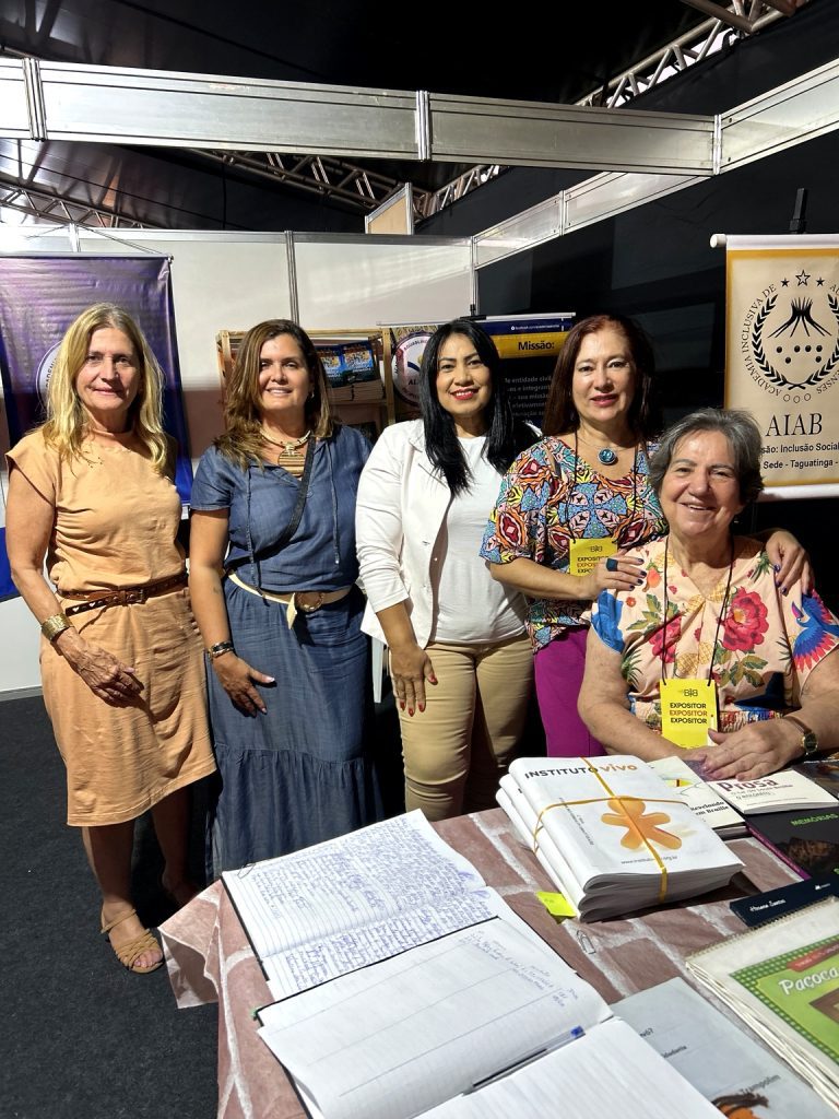 Escritoras e representantes da AIAB e da ALETRAS durante a 6ª Bienal Internacional do Livro de Brasília.