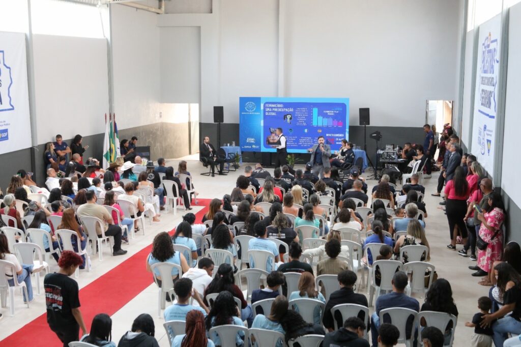 Moradores de Taguatinga poderão participar, na próxima quarta-feira (19), de um encontro voltado à prevenção e ao enfrentamento da violência doméstica e familiar contra a mulher. A atividade será realizada em Taguatinga Sul e reunirá representantes de órgãos de segurança pública e de serviços que integram a rede de proteção às mulheres. O evento é promovido pelo Ciclo de Palestras dos Conselhos Comunitários de Segurança (Consegs), em parceria com o Conseg de Taguatinga e a comunidade da Congregação 70x7 Church. São oferecidas 200 vagas, com inscrições disponíveis por meio de link divulgado pela organização. A proposta é aproximar os moradores dos serviços públicos e apresentar informações que possam ajudar na identificação de situações de violência, no reconhecimento de fatores de risco e na busca por atendimento. Durante a programação, os participantes terão acesso a orientações sobre prevenção, proteção e acolhimento. A abordagem parte dos primeiros sinais de violência e acompanha as etapas seguintes, como denúncia, registro de ocorrência, solicitação de medidas protetivas e atendimento às vítimas. A Delegacia Especial de Atendimento à Mulher (Deam) vai apresentar informações sobre os canais de denúncia, o registro de ocorrências, a investigação e as medidas protetivas de urgência. Também serão explicadas as formas de atuação dos órgãos de segurança e o acompanhamento realizado nos territórios. Outro eixo do encontro será a integração entre as políticas públicas voltadas à prevenção e à proteção das mulheres. A programação também inclui informações sobre serviços de assistência e acolhimento e iniciativas destinadas ao fortalecimento da autonomia de mulheres que enfrentam situações de violência. A sequência das apresentações foi organizada para mostrar como a rede funciona na prática: reconhecer sinais, prevenir situações de risco, proteger a vítima, integrar os serviços e garantir acolhimento. Próximo encontro O ciclo terá uma nova edição em 31 de agosto, às 19h, na Faculdade Republicana, na SEP Sul 713/913, na Asa Sul. A atividade será realizada em parceria com o Conseg Brasília e o curso de Direito da instituição. Desta vez, o público principal será formado por estudantes. A programação vai abordar a aplicação da Lei Maria da Penha e a atuação dos órgãos públicos nos procedimentos relacionados à concessão de medidas protetivas de urgência. A programação foi organizada para apresentar à população as diferentes etapas de atuação da rede, desde a identificação dos primeiros sinais de violência até a denúncia | Foto: Divulgação