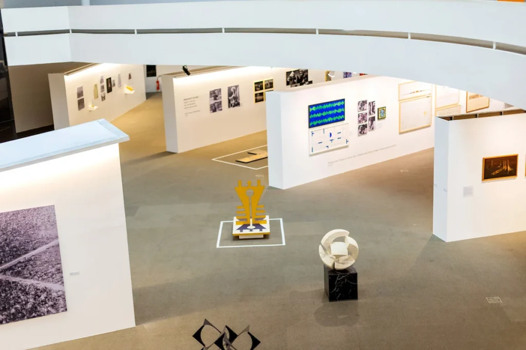 Exposição Utopias em construção: Brasília nas dobras do tempo reúne documentos históricos, fotografias, desenhos, projetos arquitetônicos, obras de arte e experiências imersivas - Crédito: Wey Alves
