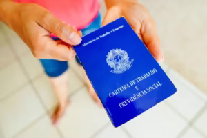 Carteira de Trabalho — Foto: Getty Images via BBC