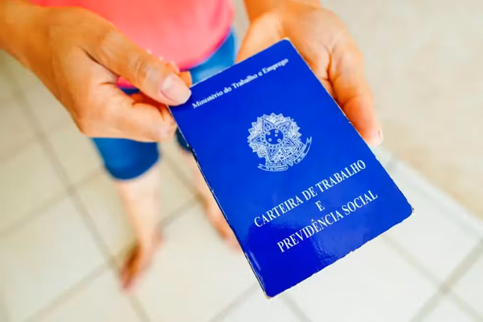Carteira de Trabalho — Foto: Getty Images via BBC
