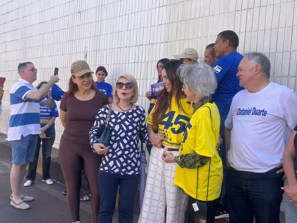 Paula Belmonte (de calça branca) se reúne com apoiadores em primeiro dia de campanha ao governo do DF — Foto: Duda Cardoso
