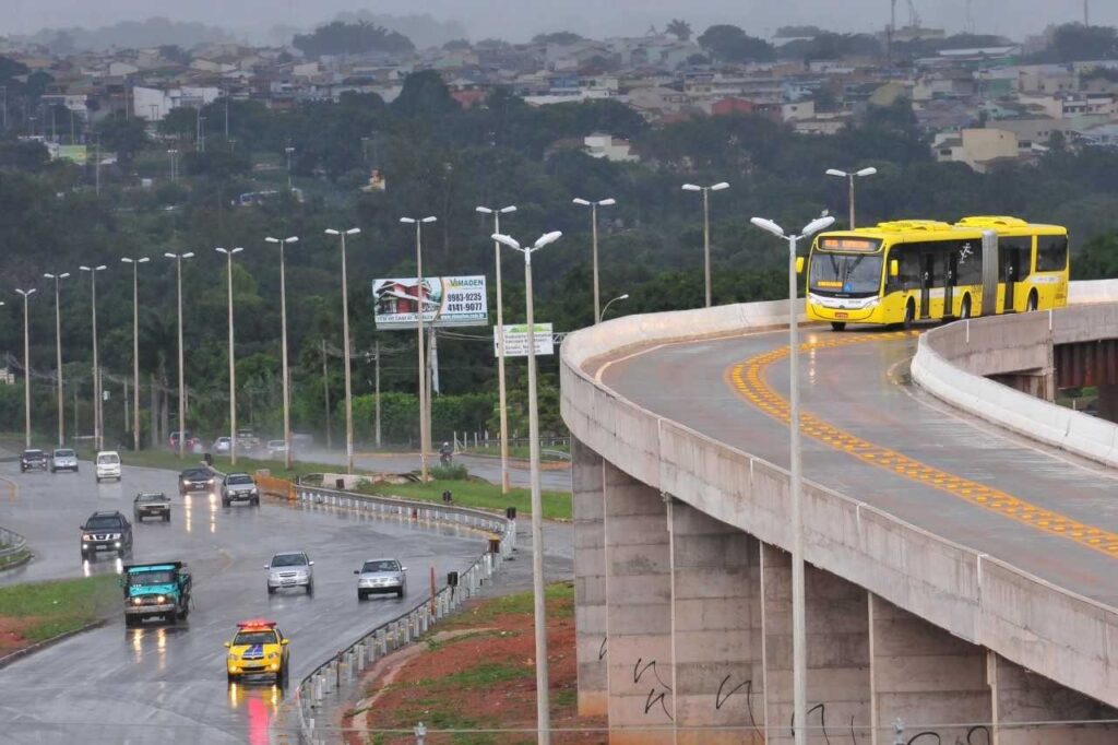 No período experimental, equipes de monitoramento vão avaliar impactos técnicos e operacionais da convivência entre táxis e ônibus, com atenção a itens como segurança viária, tempo de viagem do BRT, regularidade e pontualidade das linhas | Foto: Divulgação