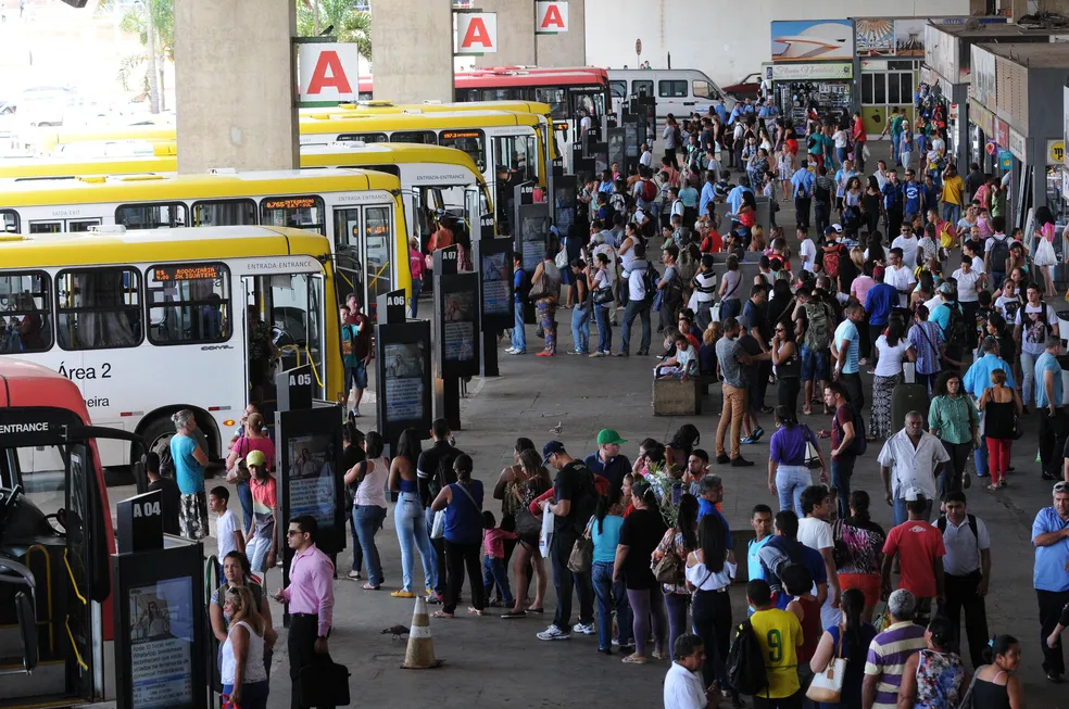 Passageiros aguardam ônibus na rodoviária do Plano Piloto — Foto: Gabriel Jabur/Agência Brasília