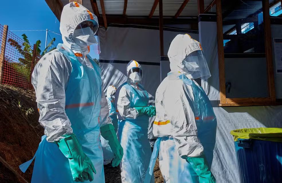 Profissionais de saúde vestem equipamentos de proteção individual (EPI) no Centro Médico Evangélico, uma das instalações na linha de frente da resposta ao surto de Ebola, na província de Ituri, na República Democrática do Congo. — Foto: Gradel Muyisa Mumbere/Reuters