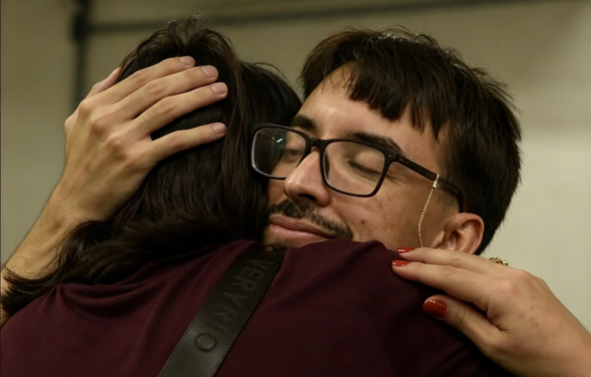 Iury Moraes torna-se o primeiro estudante surdocego a concluir mestrado na Universidade de Brasília. Imagem: Reprodução/UnBTV