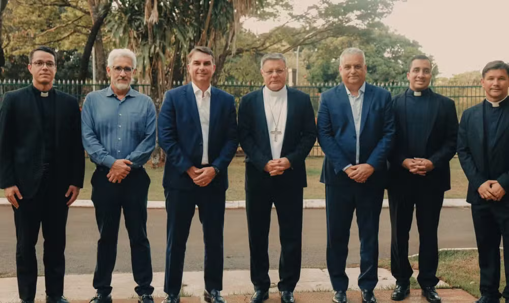 Flávio Bolsonaro e Alfredo Gaspar, candidatos à presidência e vice-presidência do Brasil, em foto com membros da Arquidiocese de Brasília — Foto: Arquidiocese de Brasília/Reprodução
