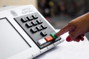 As Urnas Eletrônicas começaram a ser utilizadas no Brasil em 1996.TRE/GO