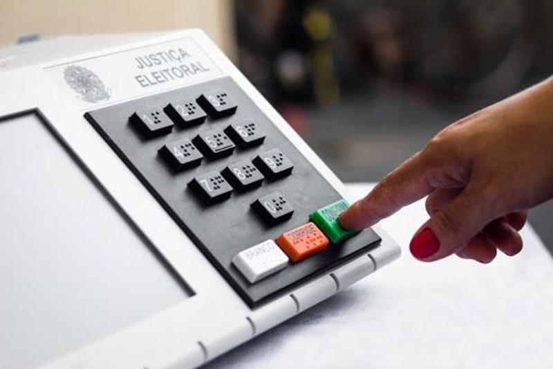 As Urnas Eletrônicas começaram a ser utilizadas no Brasil em 1996.TRE/GO